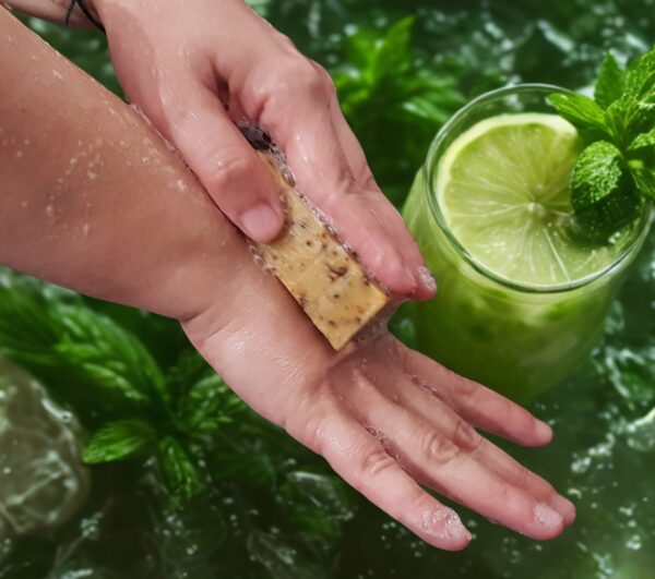 Le savon gommage citron et menthe exfolie avec fraîcheur! Surgras à 4% et glycériné (issue de la saponification à froid), il offre une douceur incomparable.